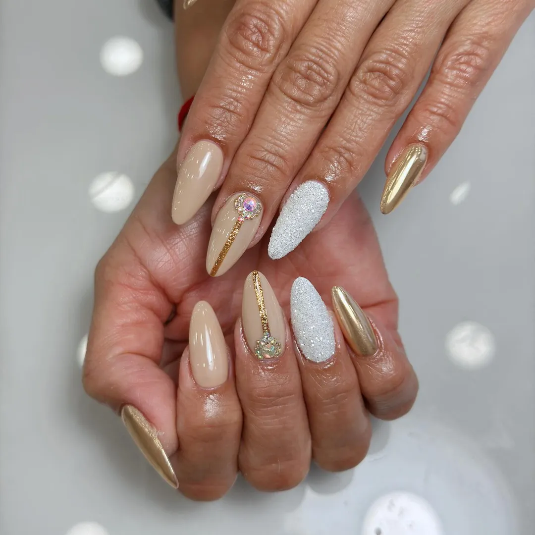 Gilded neutral almond nail art by Ongles Blossom