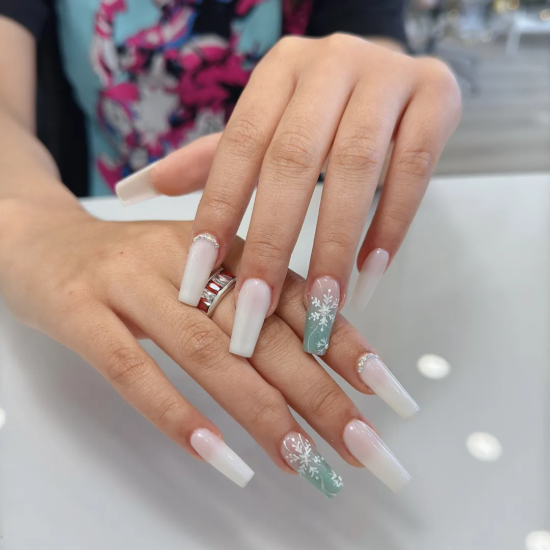 Pastel French manicure by Ongles Blossom