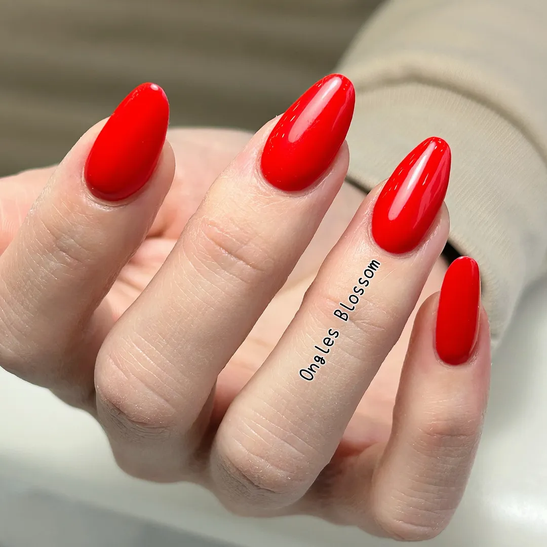 Ruby red glossy manicure by Ongles Blossom