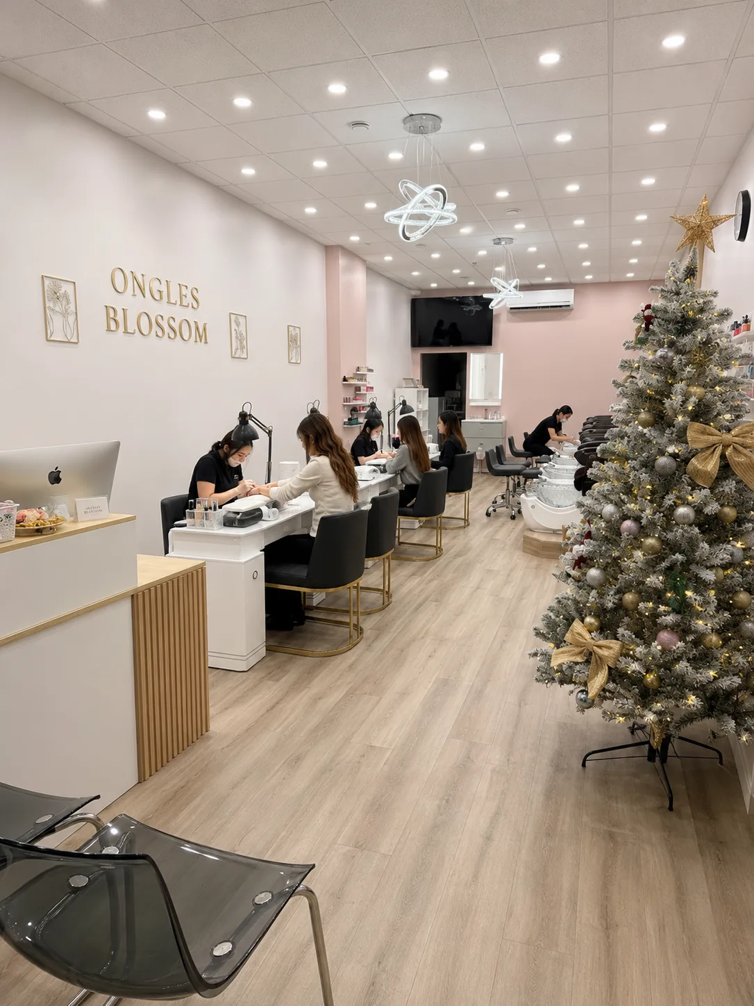 Pedicure lounge inside Ongles Blossom Montréal